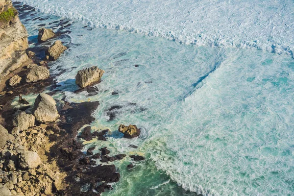 Costa con olas onduladas, vista desde una altura de 300 metros — Foto de Stock