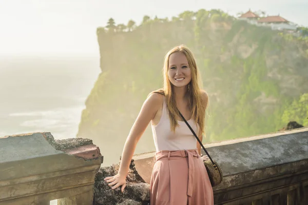 Jovem Viajante Feminina Luz Suave Templo Pura Luhur Uluwatu Bali — Fotografia de Stock