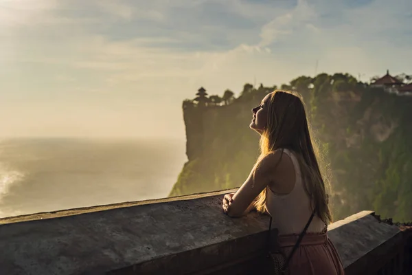 Genç Kadın Gezgin Pura Luhur Uluwatu Tapınağı Bali Endonezya Yumuşak — Stok fotoğraf