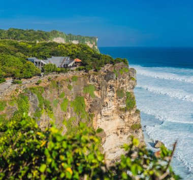 Cliff ve Pura Luhur Uluwatu Tapınağı, Bali, Endonezya, doğal kıyı yatay. 