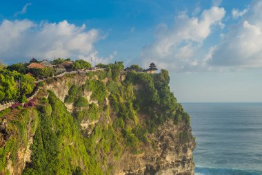 Kayalık uçurum ve deniz manzarası Pura Luhur Uluwatu Tapınağı, Bali, Endonezya tarafından.