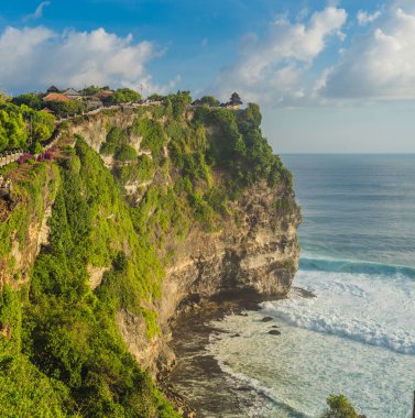 Kayalık uçurum ve deniz manzarası Pura Luhur Uluwatu Tapınağı, Bali, Endonezya tarafından.