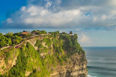 Sahne kayalık uçurum, mavi gökyüzü ve deniz Pura Luhur Uluwatu Tapınağı, Bali, Endonezya.