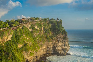 Kıyı şeridi cliff Pura Luhur Uluwatu Tapınağı, Bali, Endonezya doğal peyzaj.
