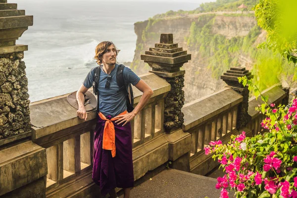Unga Manliga Resenären Njuter Utsikten Pura Luhur Uluwatu Tempel Bali — Stockfoto