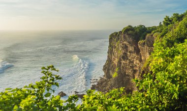 Kıyı şeridi cliff Pura Luhur Uluwatu Tapınağı, Bali, Endonezya doğal peyzaj.