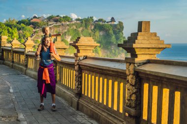 Omuzlarında taşıyan baba Pura Luhur Uluwatu Tapınağı, Bali, Endonezya ve süre küçük oğlu.