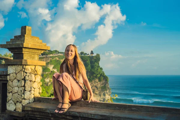 Jovem Viajante Descansando Parede Pedra Templo Pura Luhur Uluwatu Bali — Fotografia de Stock