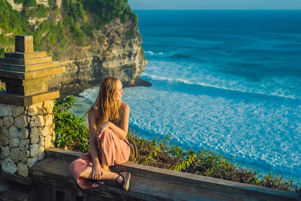 Junge Reisende Die Sich Auf Einer Steinmauer Pura Luhur Uluwatu — Stockfoto