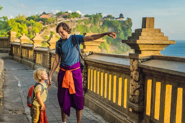 Papá Hijo Caminando Antiguo Templo Pura Luhur Uluwatu Bali Indonesia —  Fotos de Stock