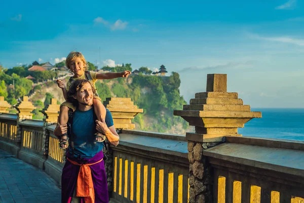 Pai Carregando Ombros Pequeno Filho Enquanto Viagem Pura Luhur Uluwatu — Fotografia de Stock