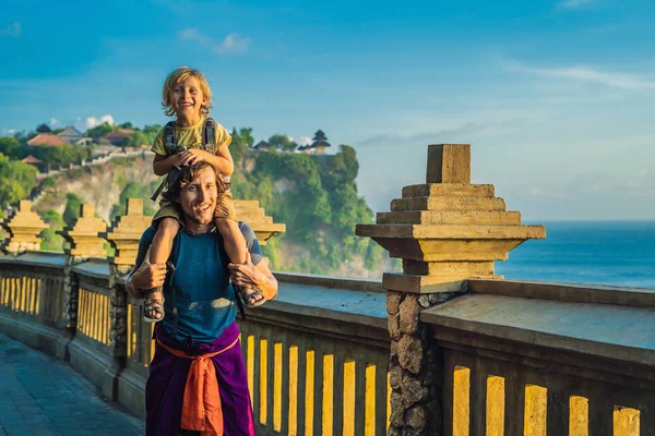 Padre Llevando Hombros Pequeño Hijo Mientras Viaje Templo Pura Luhur — Foto de Stock