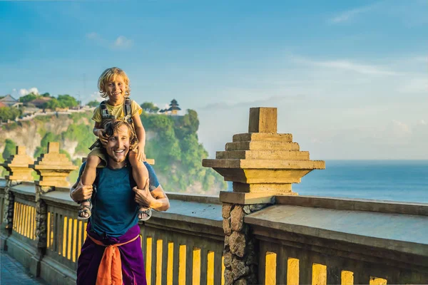 Pai Carregando Ombros Pequeno Filho Enquanto Viagem Pura Luhur Uluwatu — Fotografia de Stock