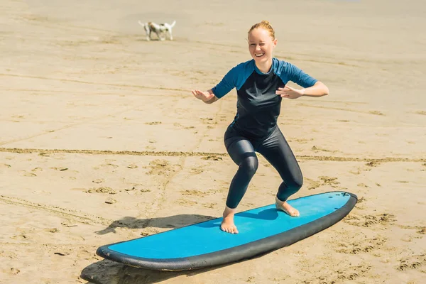 Молода Жінка Тренується Стояти Серфінгу Перед Першим Уроком Серфінгу — стокове фото