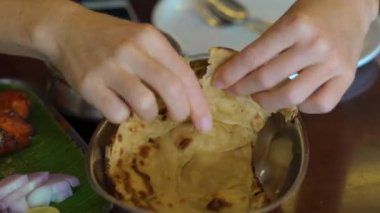 Genç kadın ve ailesi kafede Hint yemekleri yemek