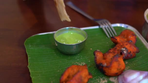 Молода жінка і її сім'я їдять індійську їжу в кафе — стокове відео