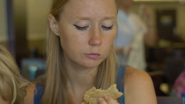 Junge Frau und ihre Familie essen indisches Essen im Café — Stockvideo