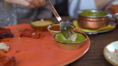 Genç kadın ve ailesi kafede Hint yemekleri yemek