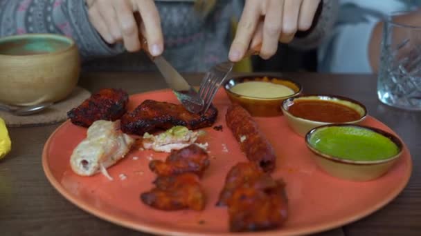Замедленная съемка Молодая женщина и ее семья едят индийскую еду в кафе — стоковое видео