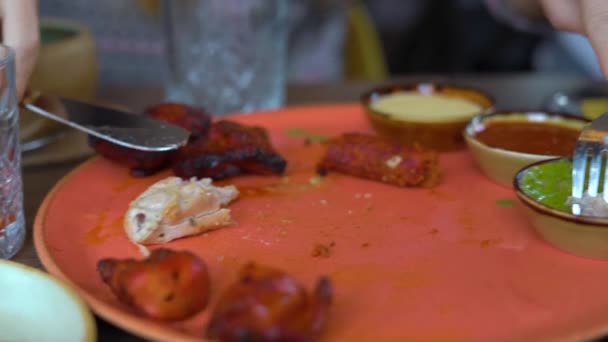 Jovem mulher e sua família comem comida indiana no café — Vídeo de Stock