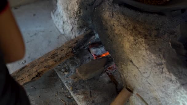 El proceso de tostado tradicional de café en el horno — Vídeo de stock
