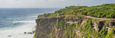 Kıyı şeridi cliff Pura Luhur Uluwatu Tapınağı, Bali, Endonezya doğal peyzaj.