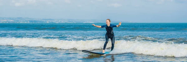 Giovane Donna Gioiosa Che Surf Con Onde Blu Piccole Onde — Foto Stock