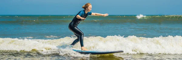 Giovane Donna Gioiosa Che Surf Con Onde Blu Piccole Onde — Foto Stock