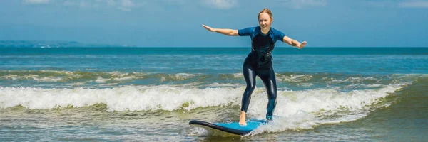 Joven Alegre Surfeando Con Oleaje Azul Pequeñas Olas Marinas —  Fotos de Stock
