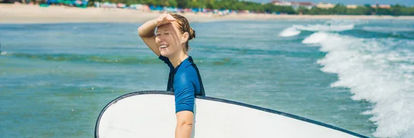 Genç Kadın Mayo Ile Sörf Sörf Hazır Yeni Başlayanlar Için — Stok fotoğraf