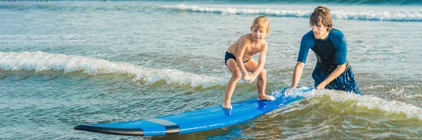 Padre Insegnare Piccolo Figlio Surf Mare Vacanza Esotica — Foto Stock
