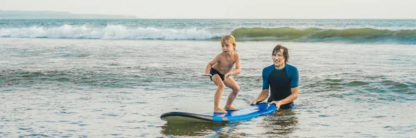 Vater Bringt Kleinem Sohn Exotik Urlaub Surfen Meer Bei — Stockfoto