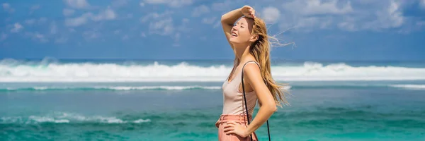 Jonge Vrouwelijke Reiziger Ontspannen Verbazingwekkend Melasti Strand Met Turkoois Water — Stockfoto