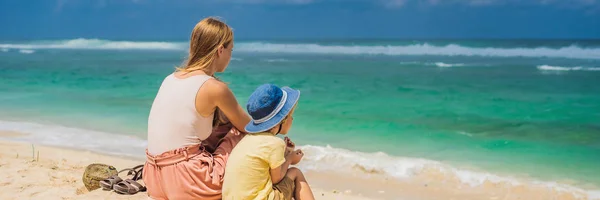 Madre Figlio Seduti Melasti Beach Isola Bali Indonesia — Foto Stock