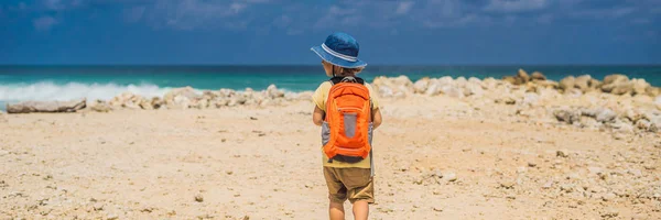 Garçon Avec Sac Dos Voyageur Sur Plage Incroyable Melasti Bali — Photo