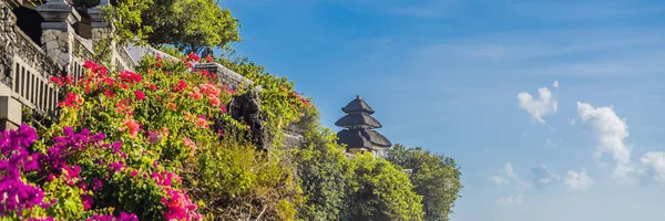 美丽的花朵和风景秀丽的风景与悬崖由 Pura 卢胡尔乌鲁瓦图寺庙 巴厘岛 印度尼西亚 — 图库照片