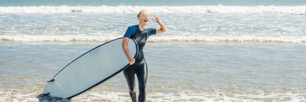 Giovane Donna Costume Bagno Con Surf Principianti Che Camminano Sulla — Foto Stock