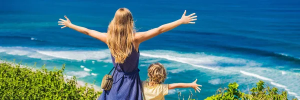 Madre Figlio Felice Sulla Scogliera Sopra Spiaggia Paradisiaca Vuota Nyang — Foto Stock