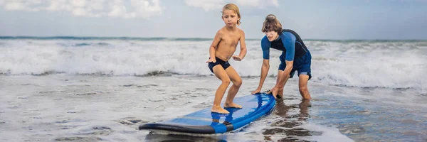 Pai Ensinando Pequeno Filho Surfar Mar Férias Exóticas — Fotografia de Stock