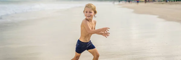 Αγόρι παίζει στην παραλία στο νερό Banner, μεγάλη μορφή — Φωτογραφία Αρχείου