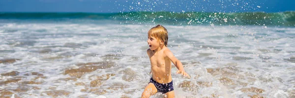 水バナー、長い形式のビーチで遊ぶ少年 — ストック写真