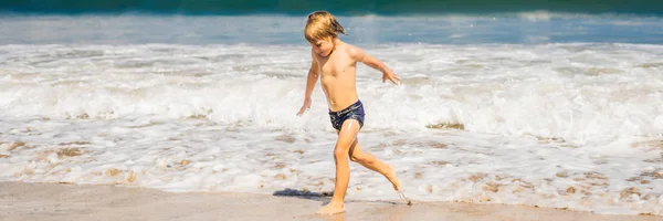 Chłopak gra na plaży w wodzie Banner, długi Format — Zdjęcie stockowe