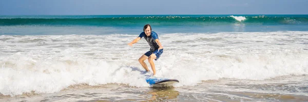 Giovane Uomo Surf Imparare Surfare Sulla Schiuma Mare Sull Isola — Foto Stock