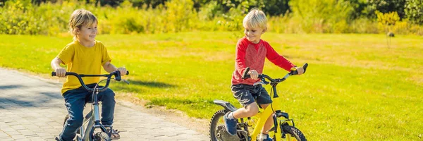 Bisiklet park afiş, uzun biçimde iki mutlu çocuk — Stok fotoğraf