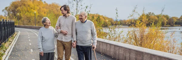 Äldre Par Promenader Parken Med Vuxen Son — Stockfoto