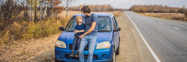 Padre Figlio Riposano Sul Ciglio Della Strada Durante Viaggio Famiglia — Foto Stock