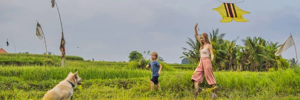 母と息子 インドネシア バリ島ウブドの田んぼでカイトを起動 — ストック写真