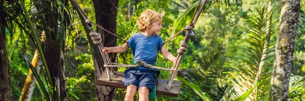 Un niño en un columpio sobre la selva, Bali BANNER, FORMATO LARGO — Foto de Stock