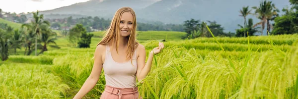 Jovem viajante em belos terraços de arroz Jatiluwih contra o fundo de vulcões famosos em Bali, Indonésia BANNER, LONG FORMAT — Fotografia de Stock