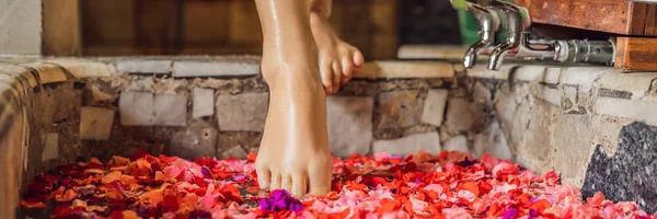 Vista Recortada Pies Mujer Baño Con Pétalos Flores Tropicales Aceites —  Fotos de Stock